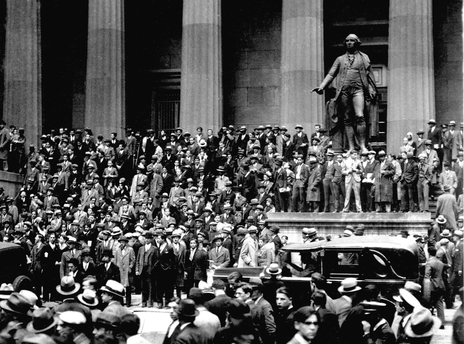 1929 年 10 月 24 日，紐約證券交易所外擠滿人群