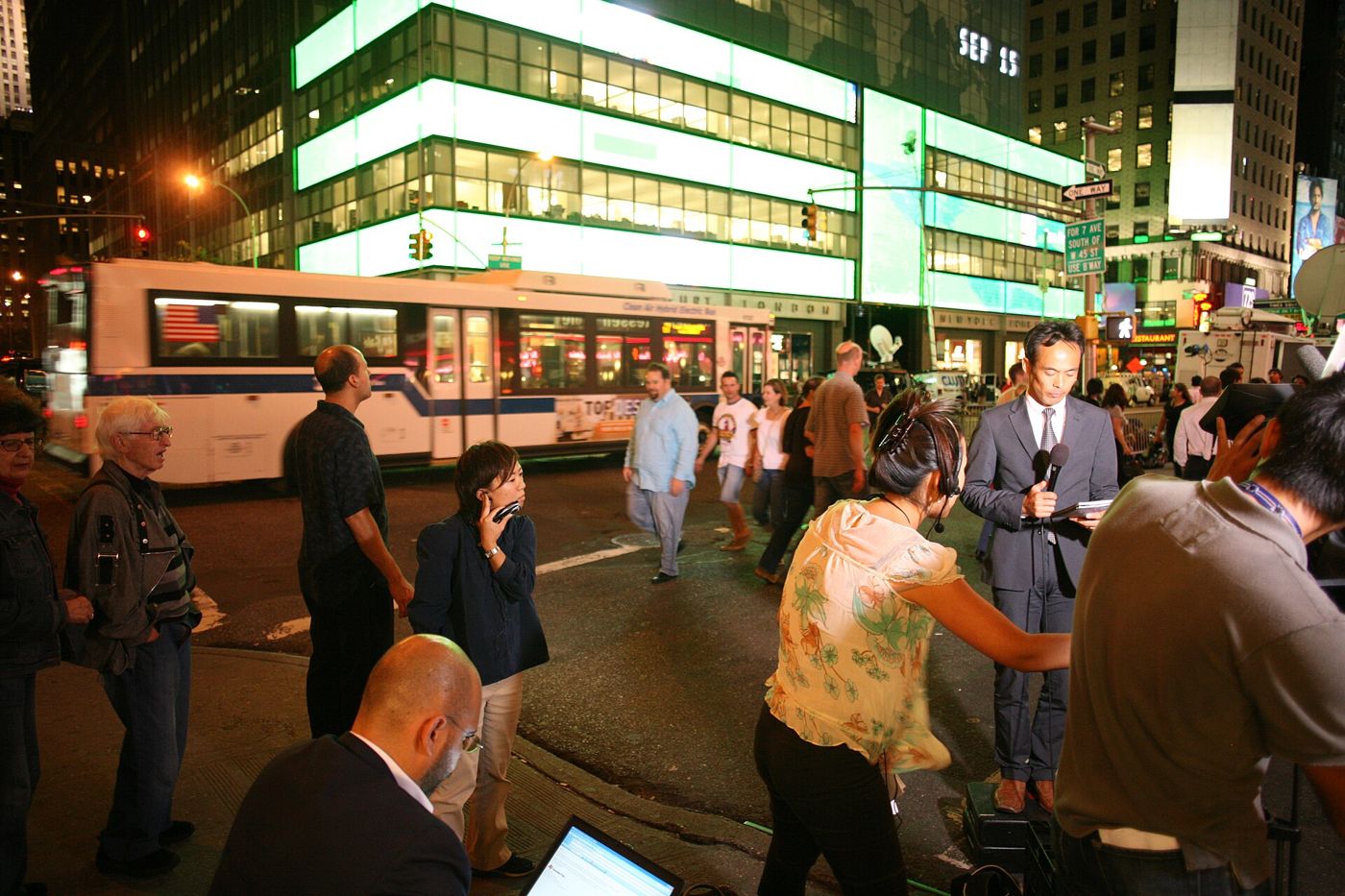 2008 年 9 月 15 日夜晚，紐約雷曼兄弟總部外聚集的記者與路人